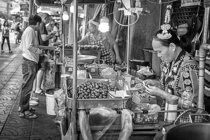 (Street Food in Chinatown, Bangkok - Thailand)