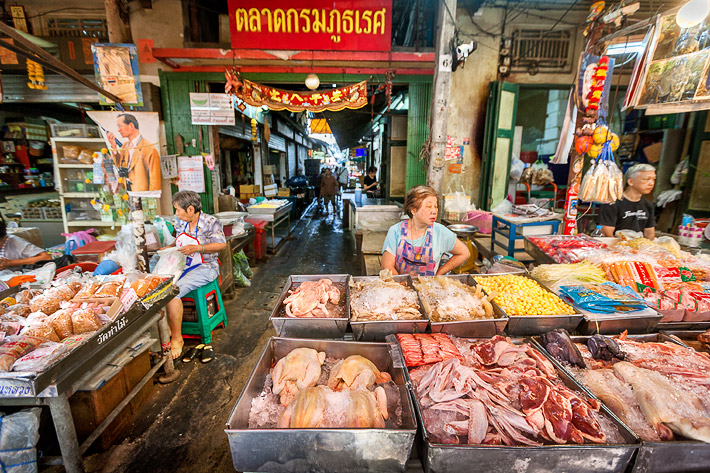 (Street Food in Chinatown, Bangkok - Thailand)