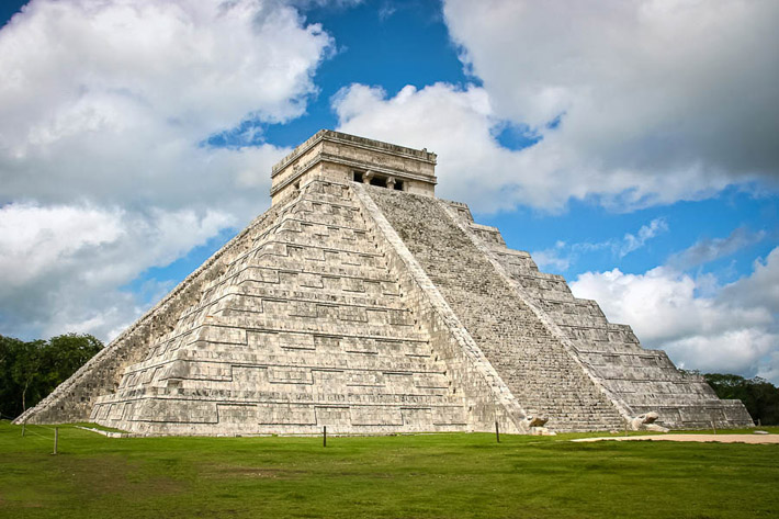 (The Kukulkan Pyramid or El Castillo, Chichén Itzá, Yucatán State - Mexico)
